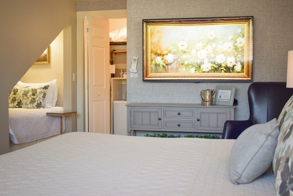 Carriage House South, 1 Queen Bed and 1 Twin Bed photo 1