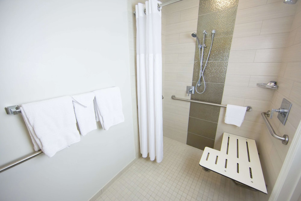 Room, 2 Queen Beds, Accessible (Roll-in Shower) - Photo 7