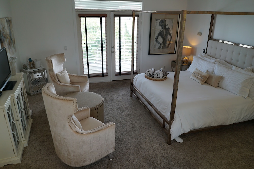 Standard Room, 1 King Bed, Non Smoking, Jetted Tub, Balcony (Room With it All) photo 3