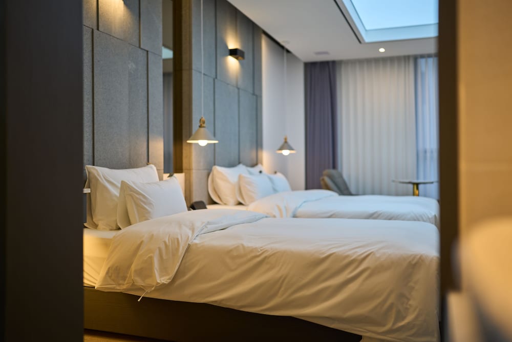 Premium Twin Room - Photo 2