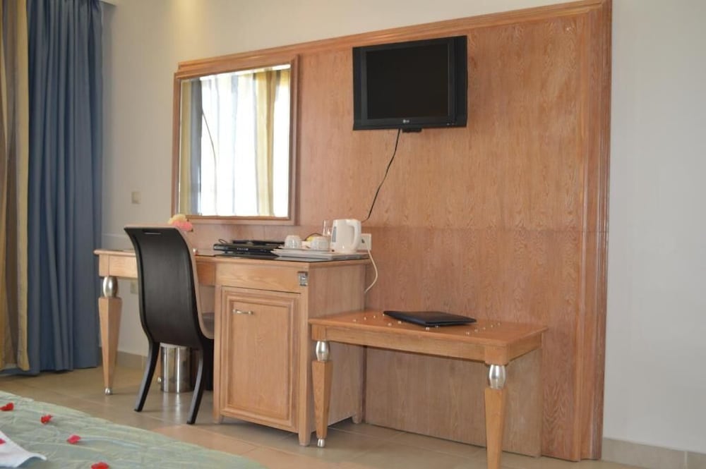 Family Room - Photo 5