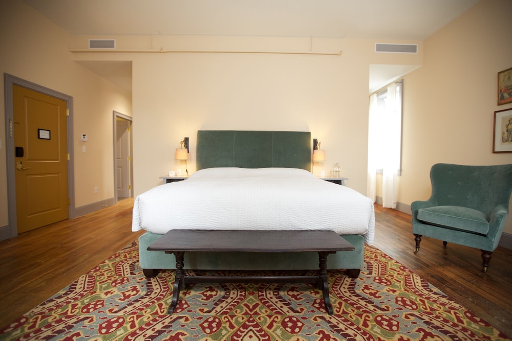 Premier Room, 1 King Bed photo 2