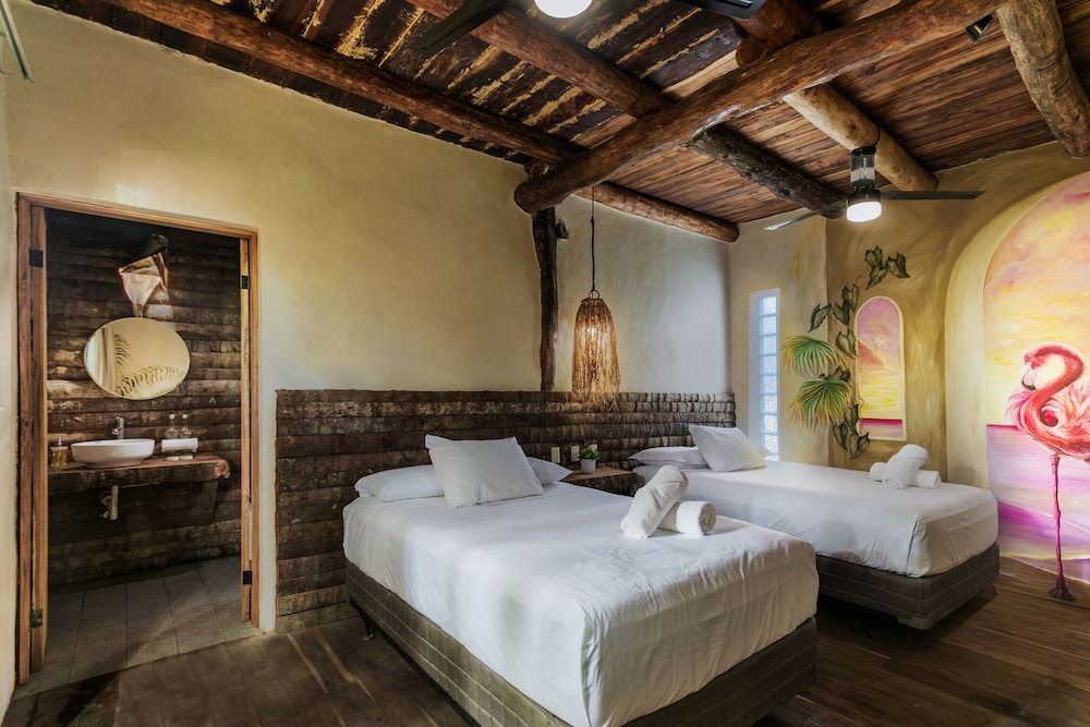Traditional Cabin, 2 Queen Beds