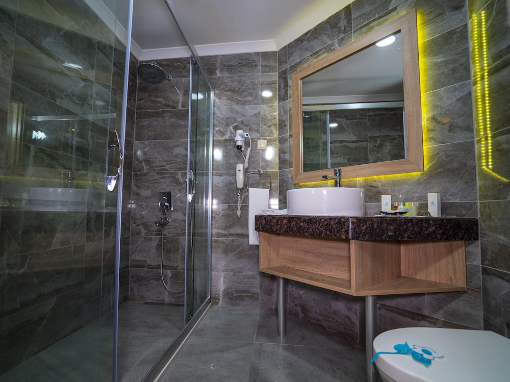 Standard Double or Twin Room, 1 Double or 2 Twin Beds, Sea View photo 3