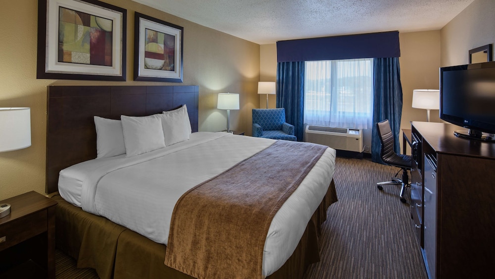 Standard Room, 1 King Bed, Bathtub, River View - Photo 1