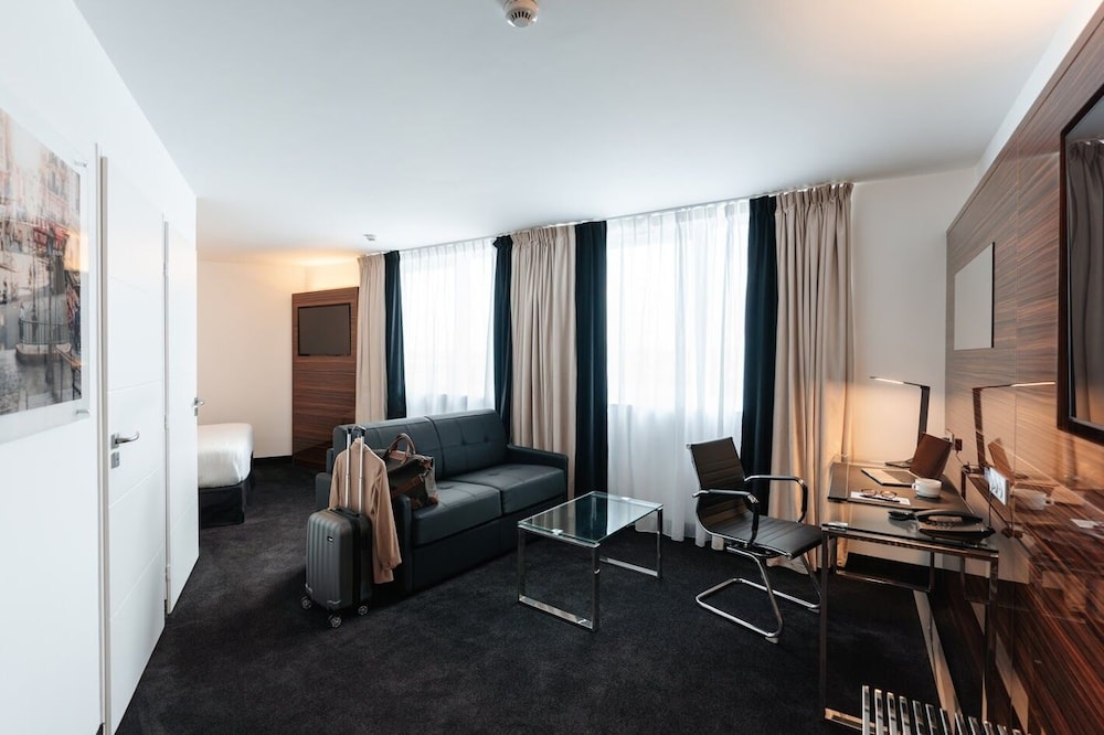 Privilege Suite - Photo 6