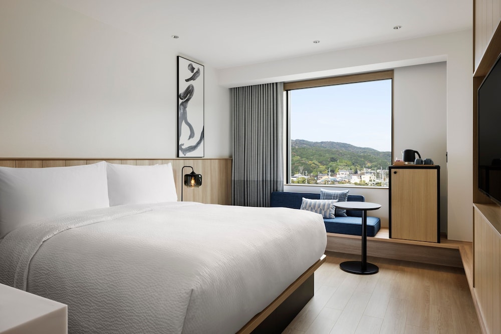 Standard Room, 1 King Bed - Photo 1