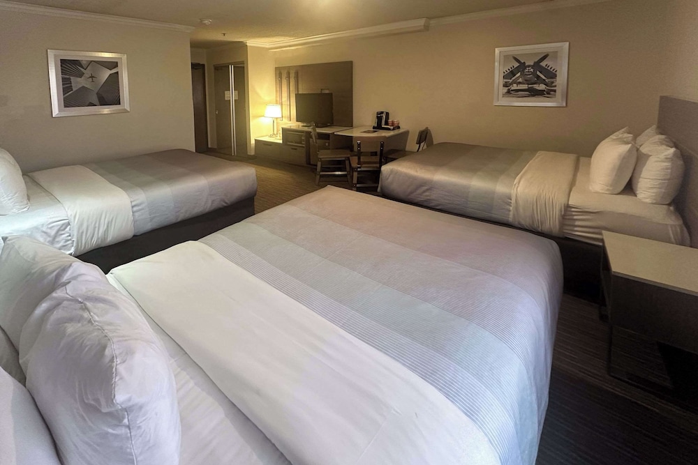Standard Room, 3 Queen Beds, Accessible Tub, Non Smoking - Photo 1