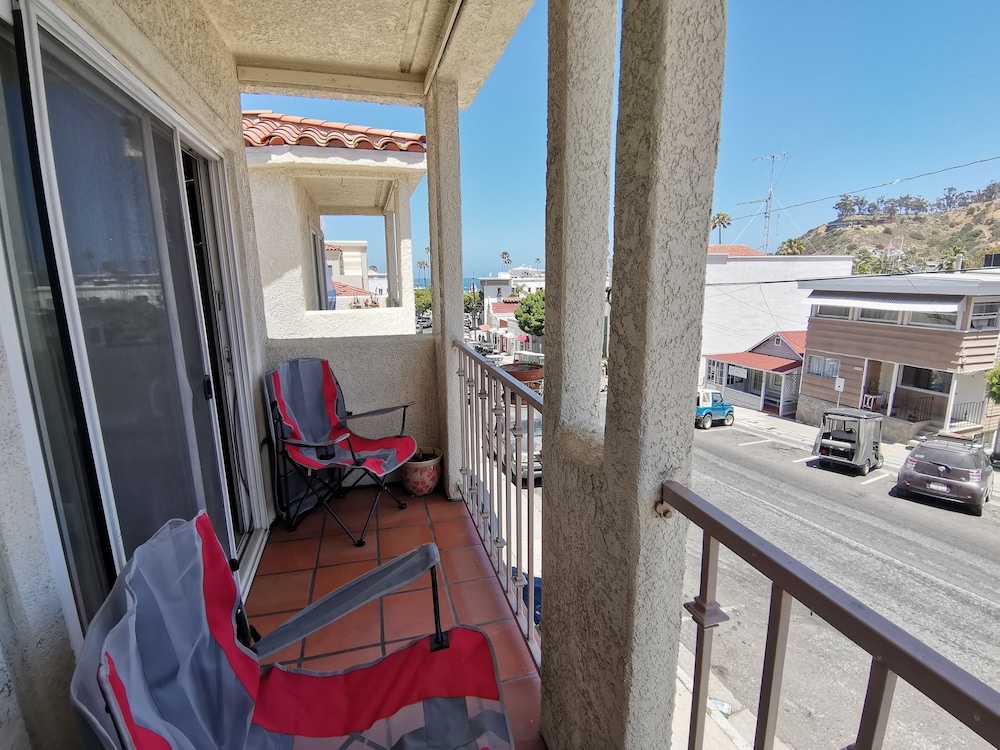Premium Room, 1 King Bed, Balcony photo 2