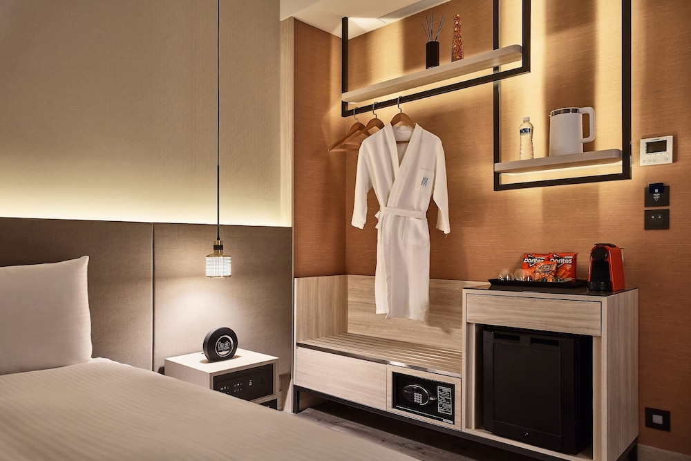 Premier Room City View - Triple (7F-9F) photo 3