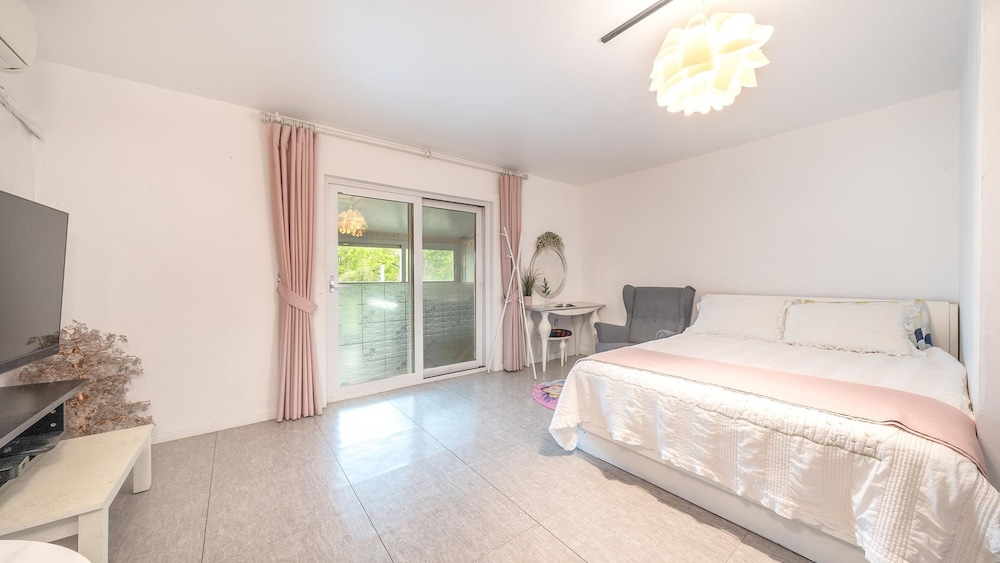 Basic Room, 1 Bedroom (Lavender)