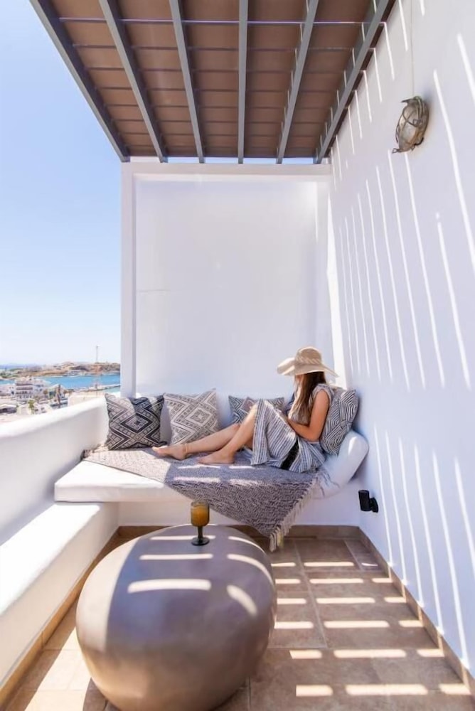 Deluxe Suite with Panoramic Sea View - Photo 14