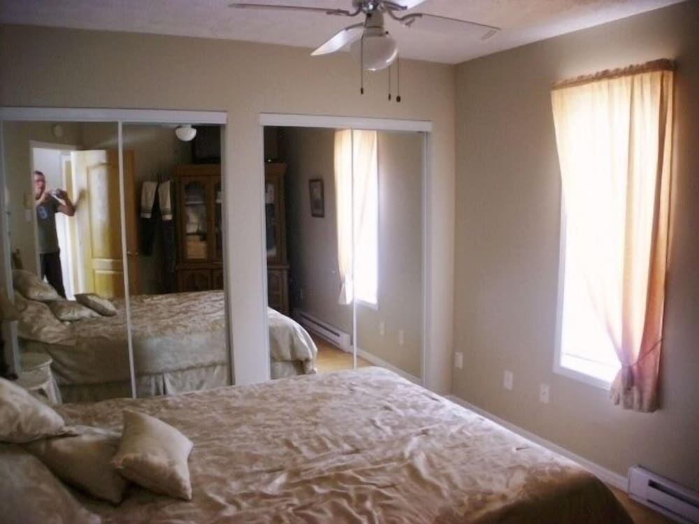 Standard Room, 1 Queen Bed photo 2