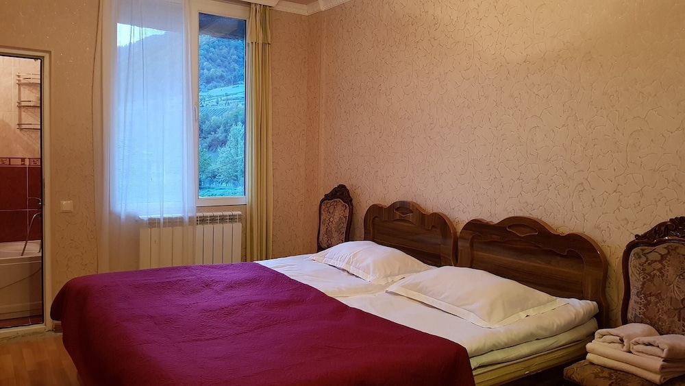Economy Twin Room, 2 Twin Beds, Mountain View