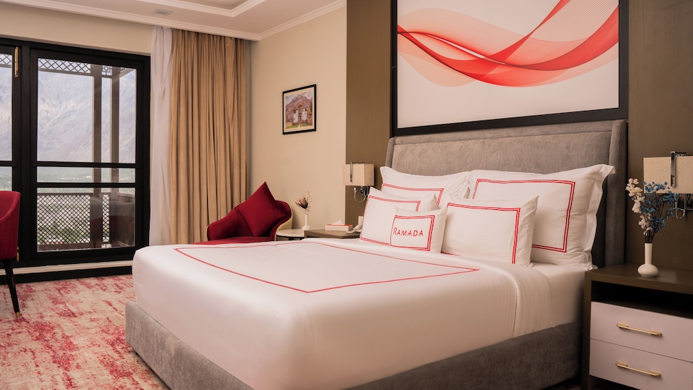 Deluxe Suite, 1 King Bed - Photo 3