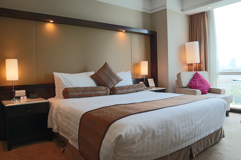 Deluxe Room, 1 King Bed, Non Smoking photo 3