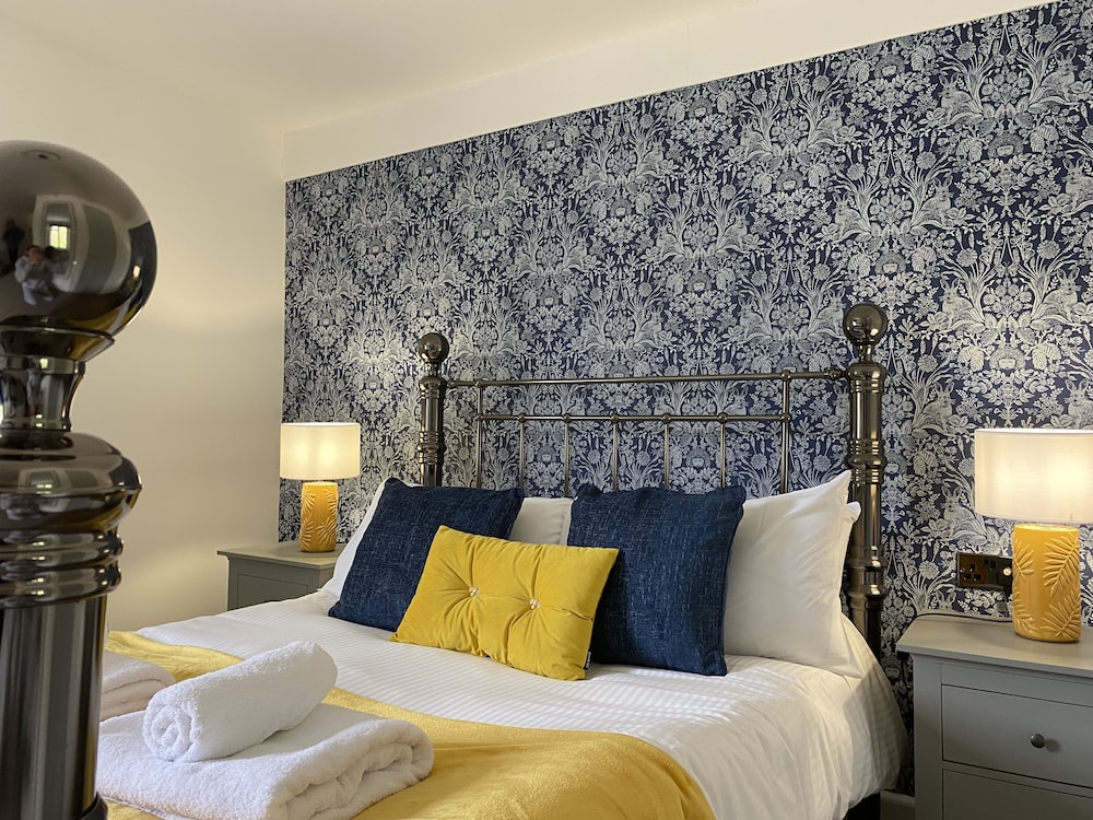 Standard Double Room, Ensuite (Bumblebee )