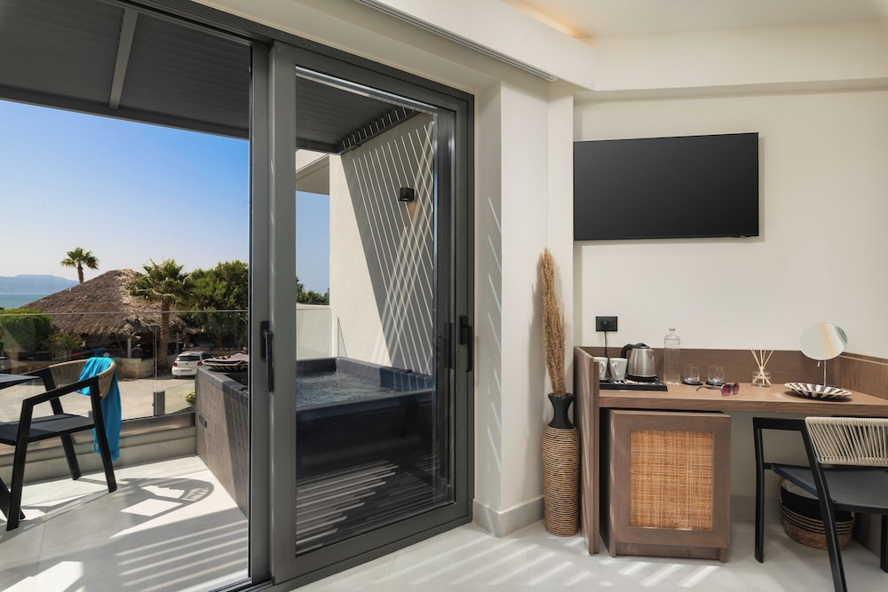 Deluxe Room with Outdoor Hot Tub photo 2