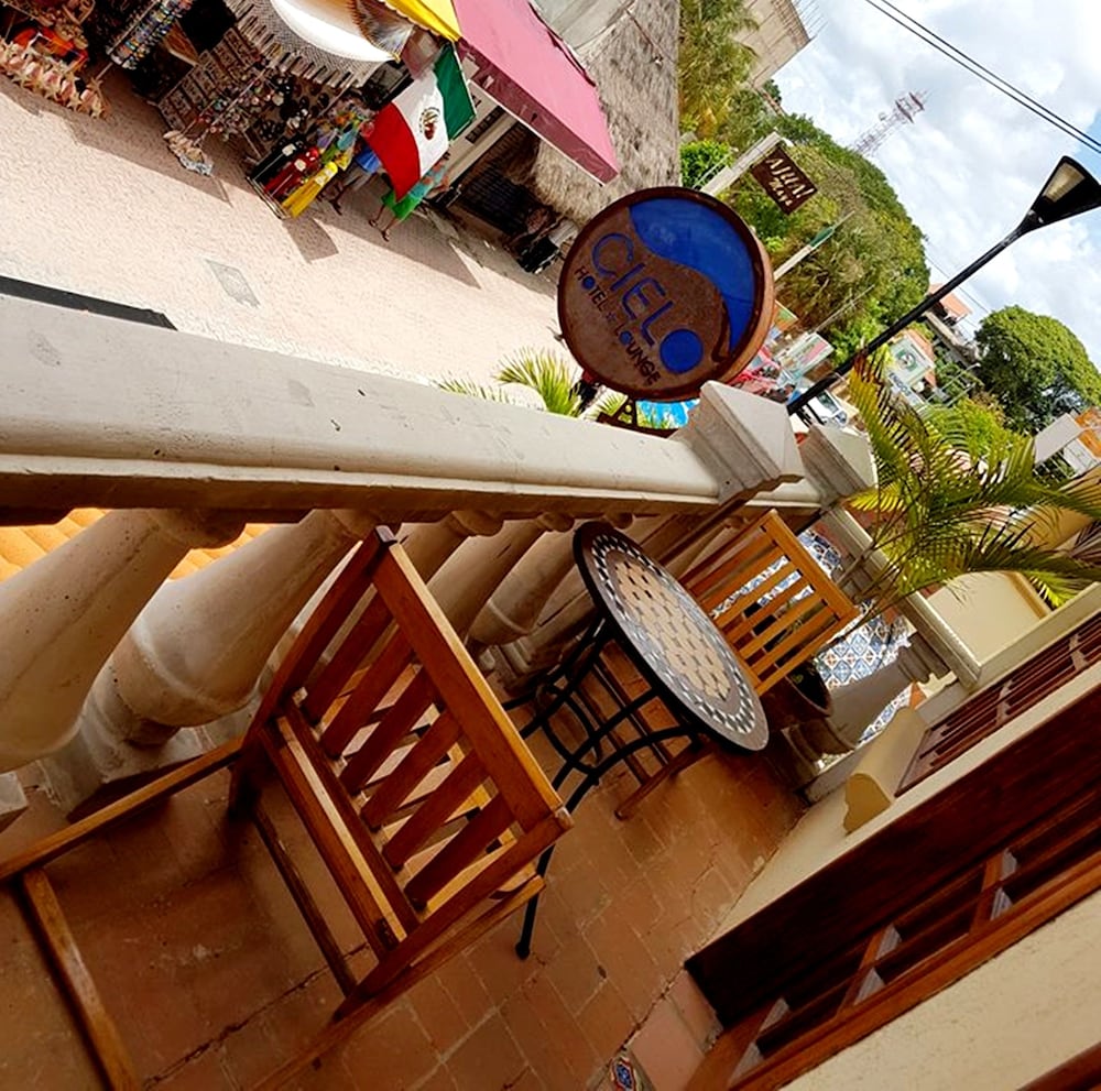 Family Room, Balcony - Photo 4