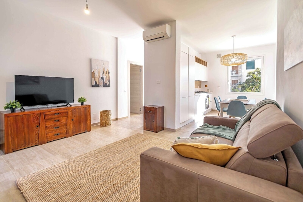 Luxury Apartment, 2 Bedrooms, Garden View Via degli Alberi 7b photo 1