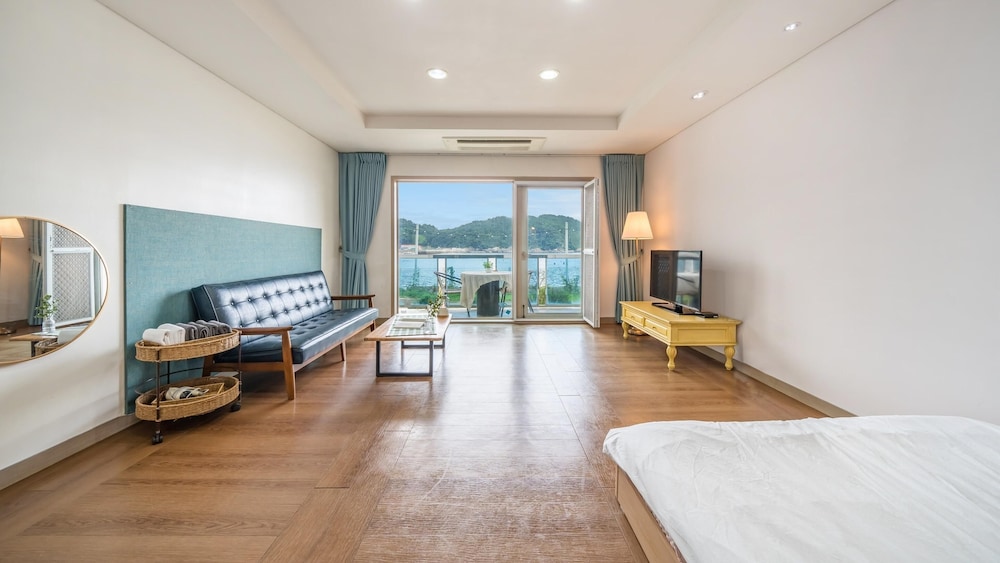 Basic Room, 1 Bedroom (101 (Oceanview)) - Photo 1