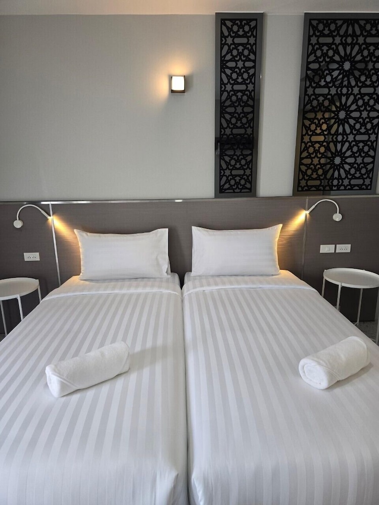 Standard Twin Room, Non Smoking - Photo 8