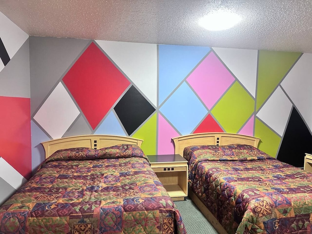 2 Queen Beds Smoking photo 2