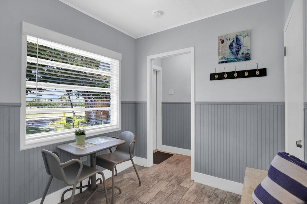 Standard 1 Bedroom, 1 King Bed and Futon (Room 5)