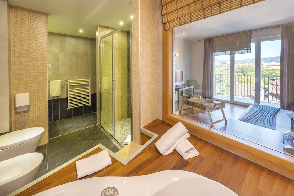 Deluxe Suite, Hot Tub - Photo 5