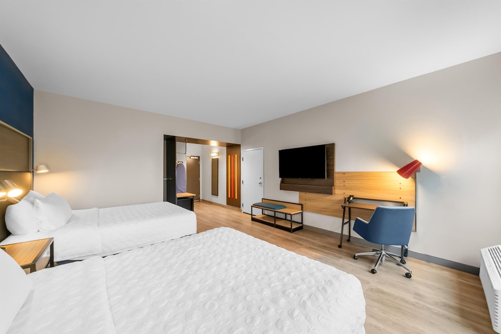 Room, 2 Queen Beds, Accessible, Bathtub