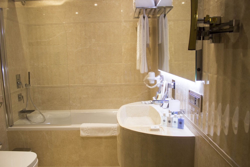 Deluxe Room - Photo 7