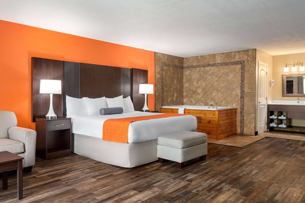 Deluxe Studio Suite, 1 King Bed, Non Smoking - Photo 5