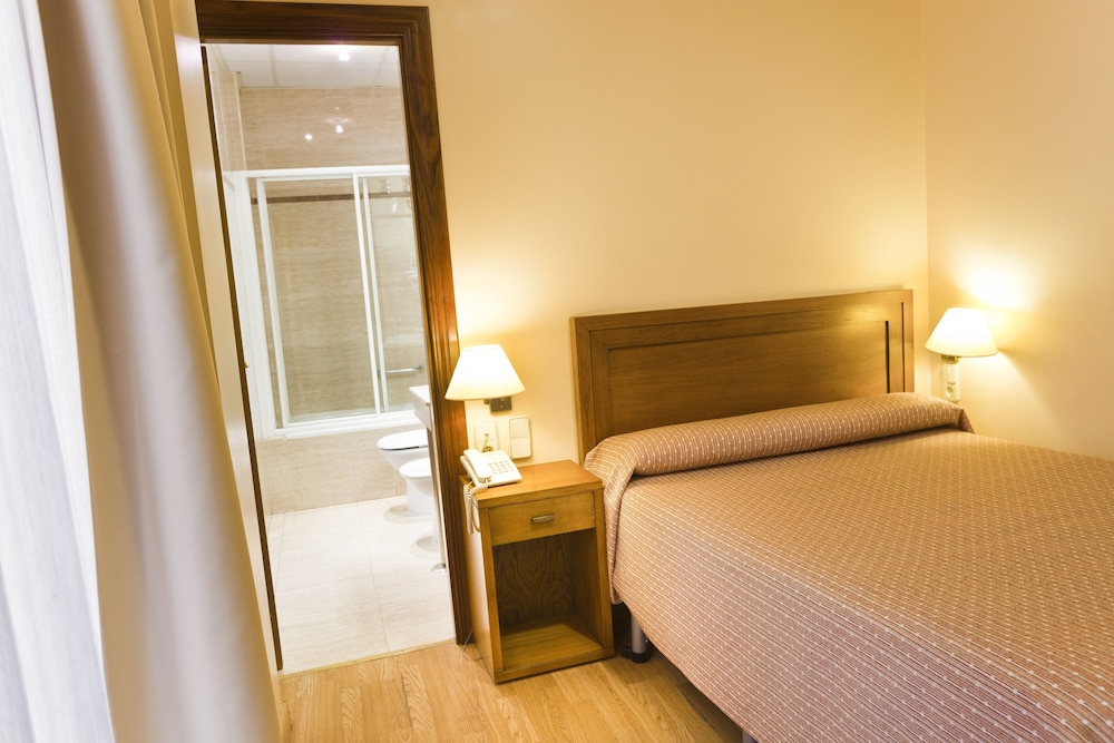 Economy Double Room, Ground Floor (Next to reception and lift) photo 3