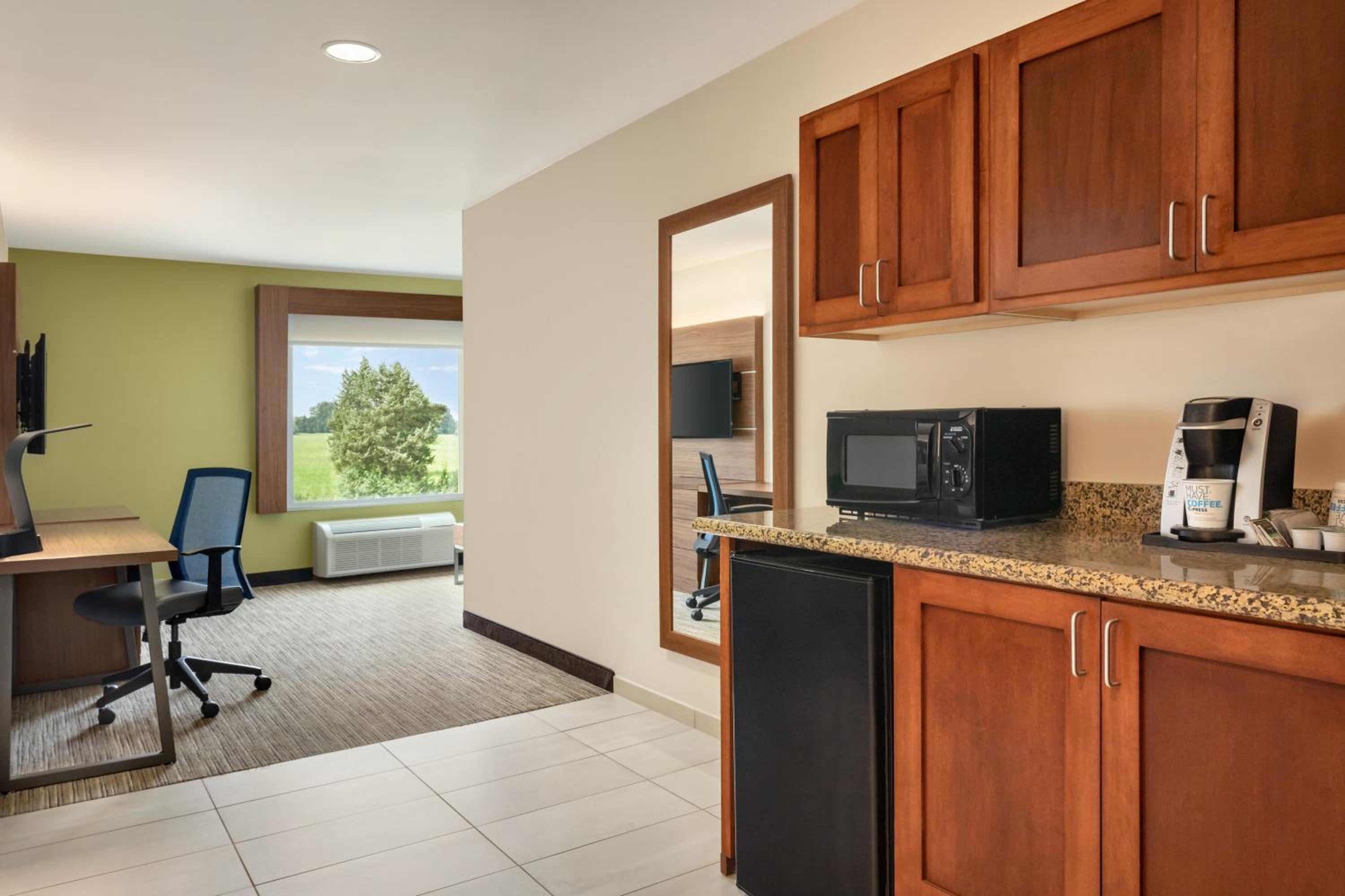 One-Bedroom Queen Suite with Two Queen Beds - Photo 2