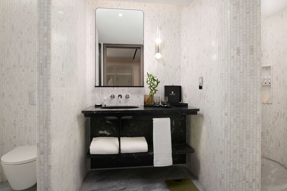 Premier Double Room thumbnail 5