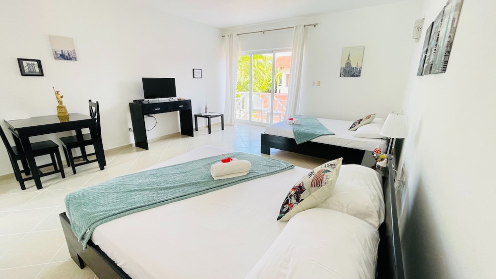 Signature Quadruple Room photo 2