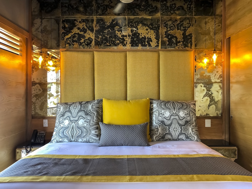 1 Bed 1 Bath Ocean Front Corner Suite