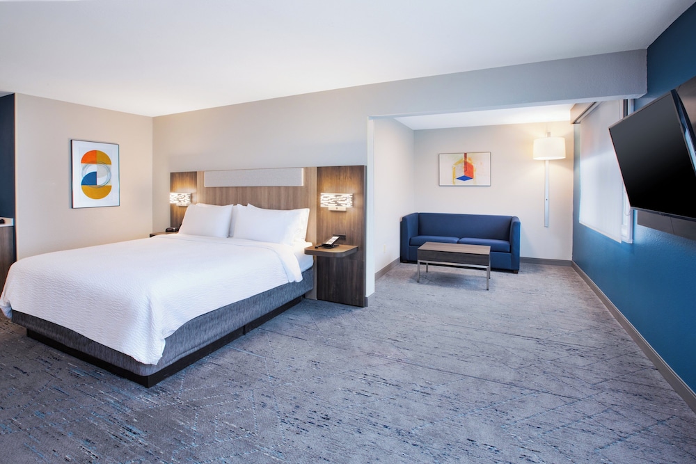 Suite, 1 King Bed with Sofa bed, Corner photo 1