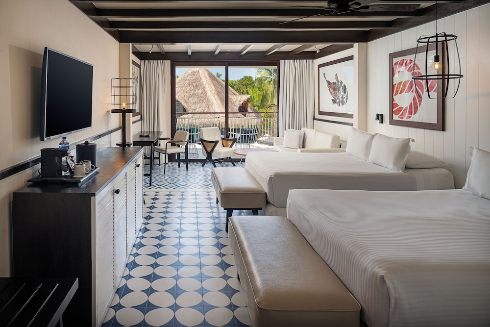 Junior Suite El Beso Pool View photo 3
