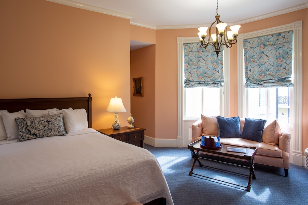Luxury Main House Queen - J. Stephens Room photo 3