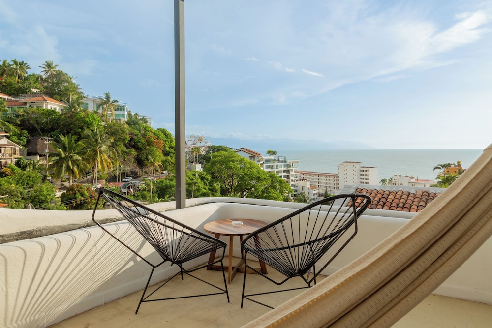 Deluxe Room with Balcony and Ocean View photo 1