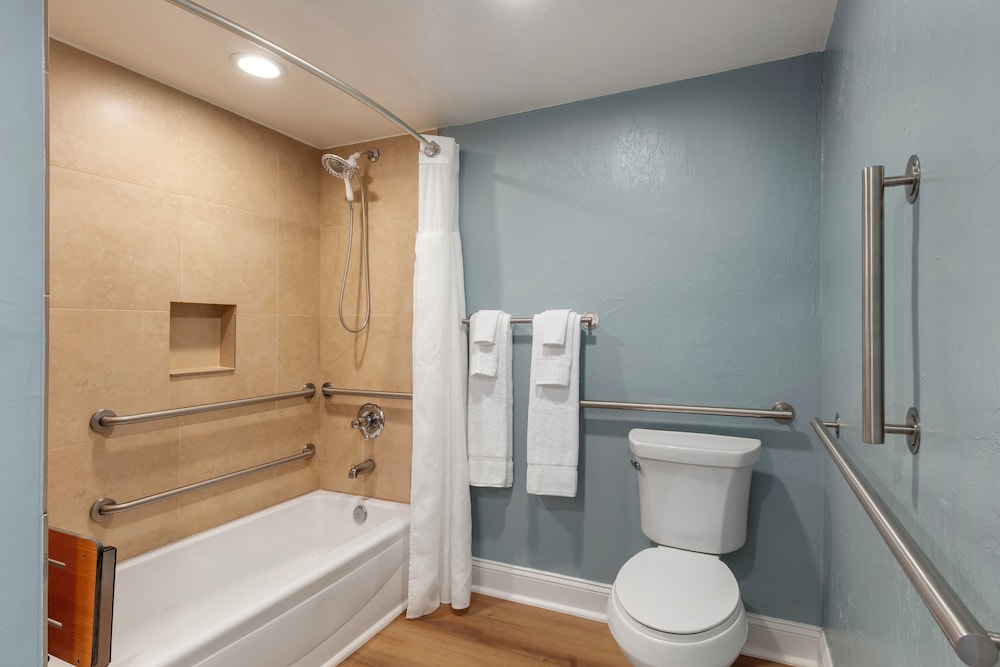 2 Bedroom 1 Kg 2 Twn Accessible Hr/tub Suite