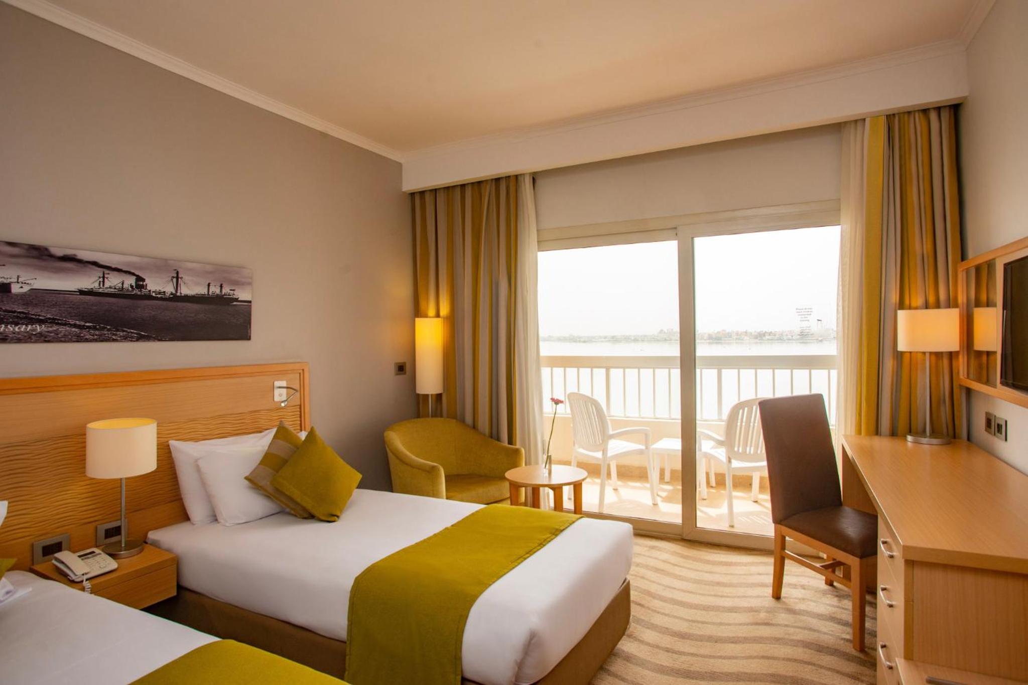 Standard Twin Room with Lake View - Photo 1
