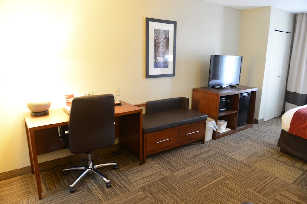 Suite, 1 King Bed, Non Smoking (Upgrade) - Photo 4