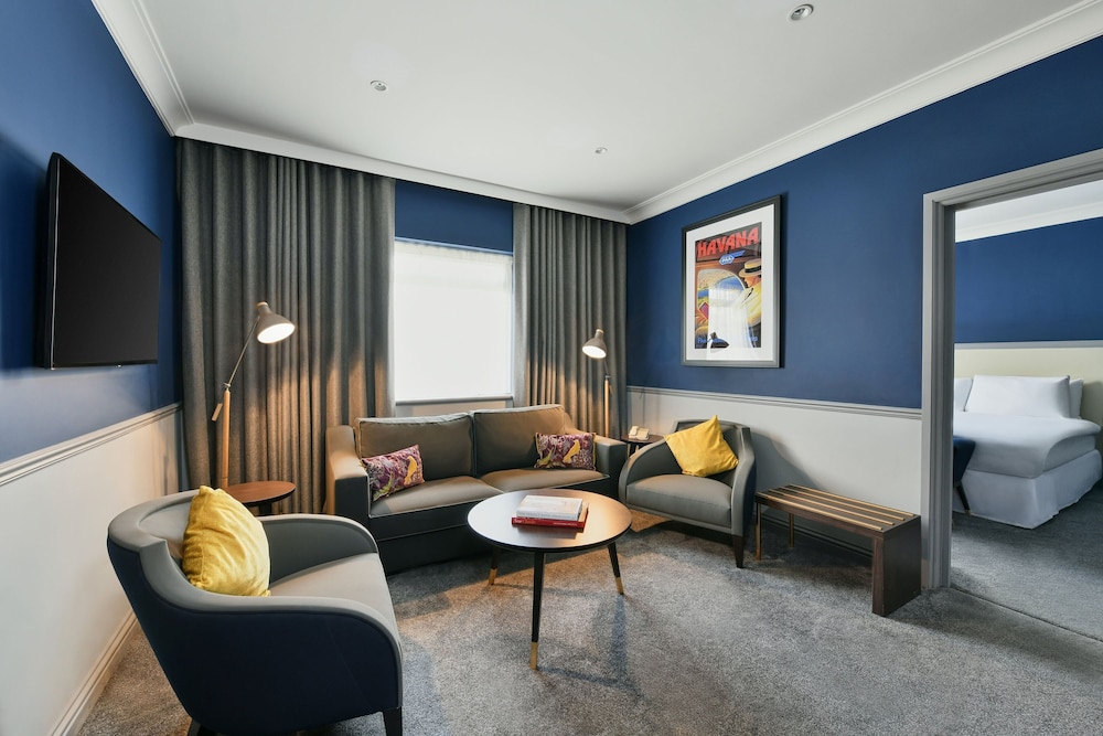 Junior Suite, 1 Queen Bed - Photo 2