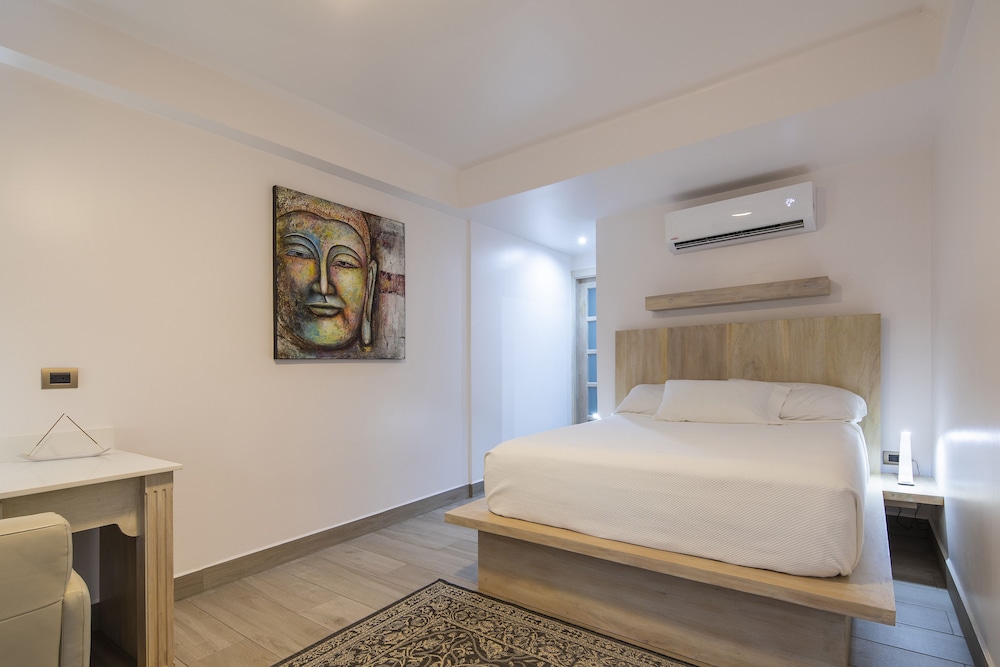 Room, 1 Queen Bed, Pool View photo 2