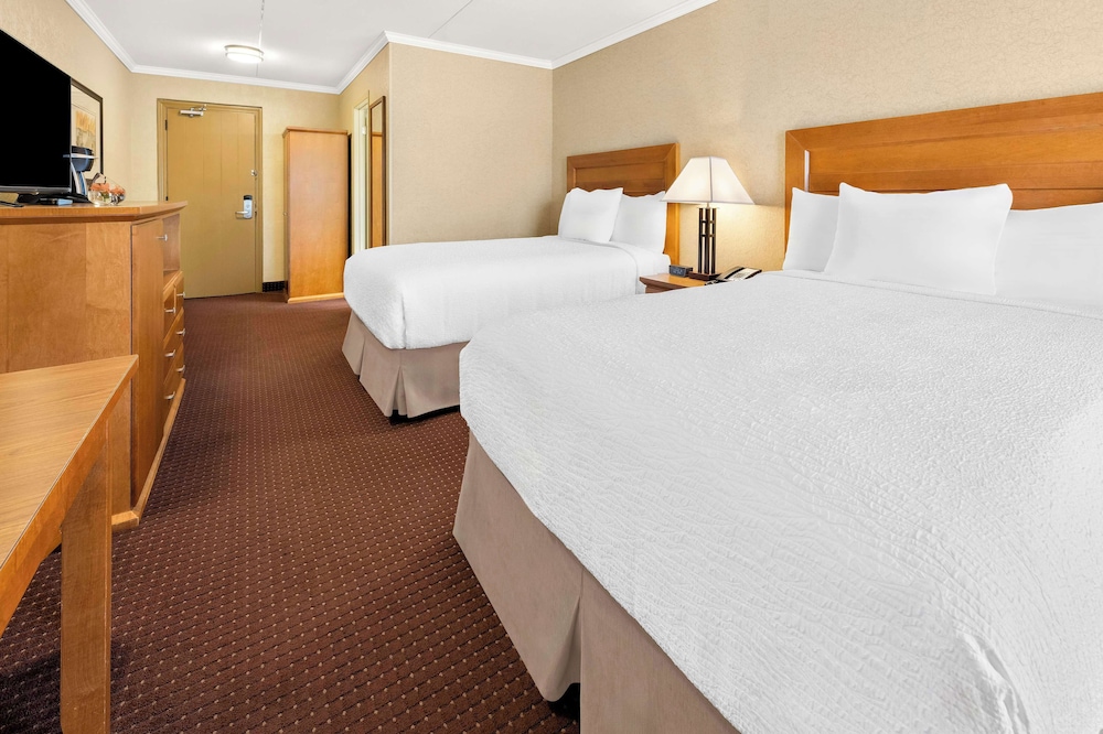 Standard Room, 2 Queen Beds, Non Smoking, Balcony (2nd Floor) photo 2