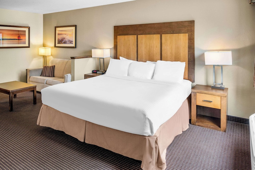 Suite, 1 King Bed With Sofa Bed, Non Smoking, Jetted Tub photo 2