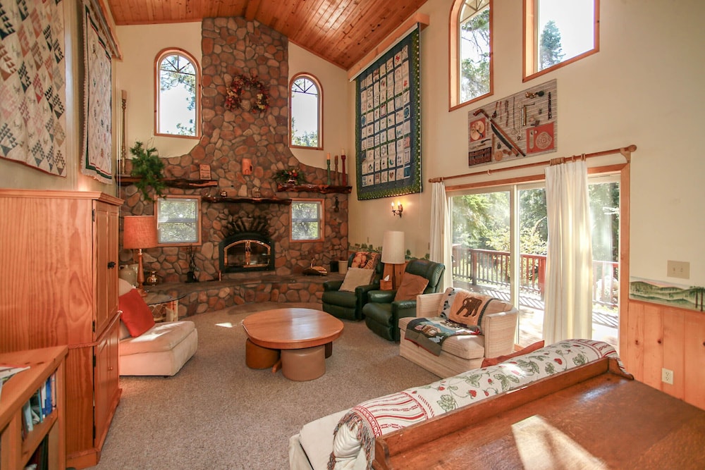 House, Multiple Beds, Fireplace, Mountain View