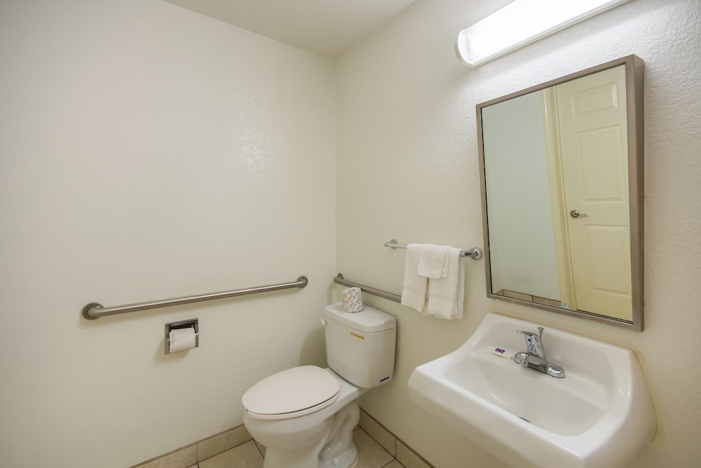 Room, 2 Double Beds, Roll-in Shower, Smoking photo 2